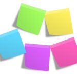 Persona che studia con un quaderno aperto, evidenziando tecniche di memorizzazione.