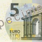 Banconota da 5 euro con evidenziato il segno di allerta per falsificazione.