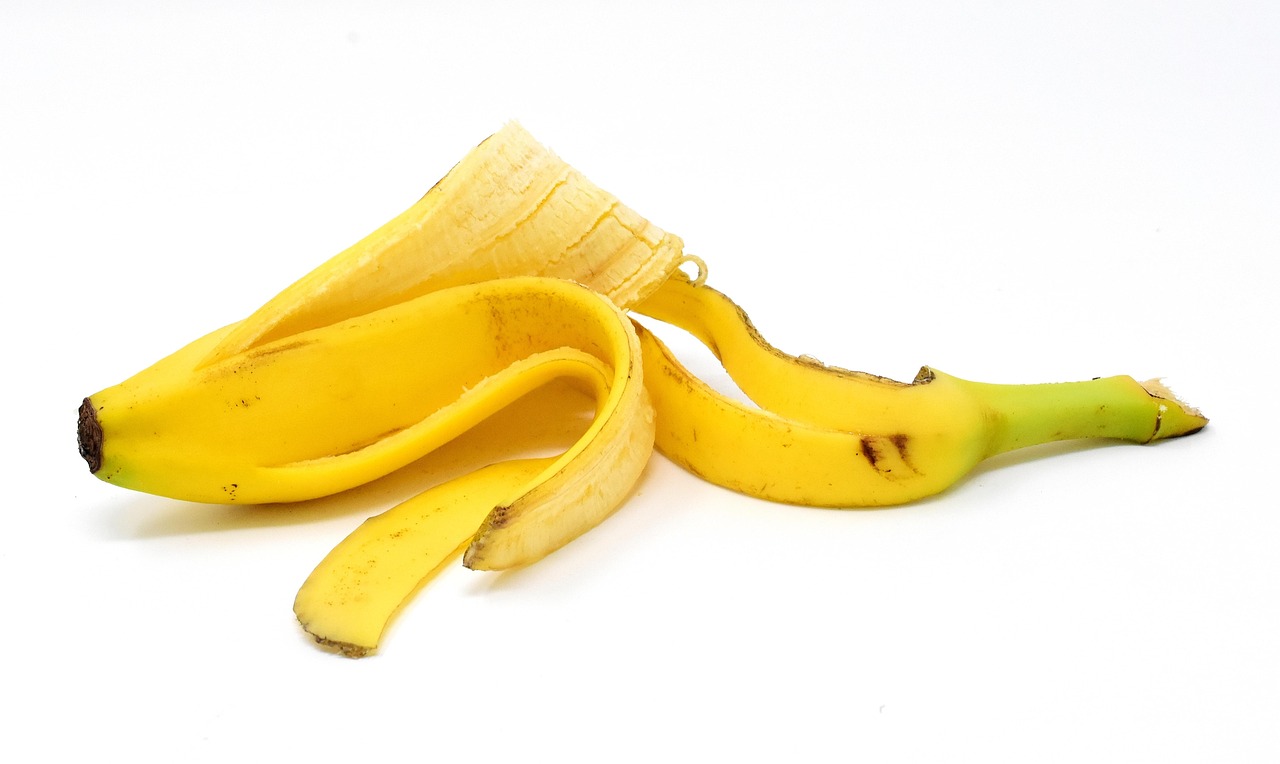 Bucce di banana nel terreno arricchiscono il suolo per piante rigogliose e nutrienti.