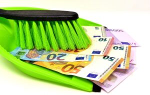 Colf e badanti: ecco i nuovi stipendi minimi e i contributi da versare