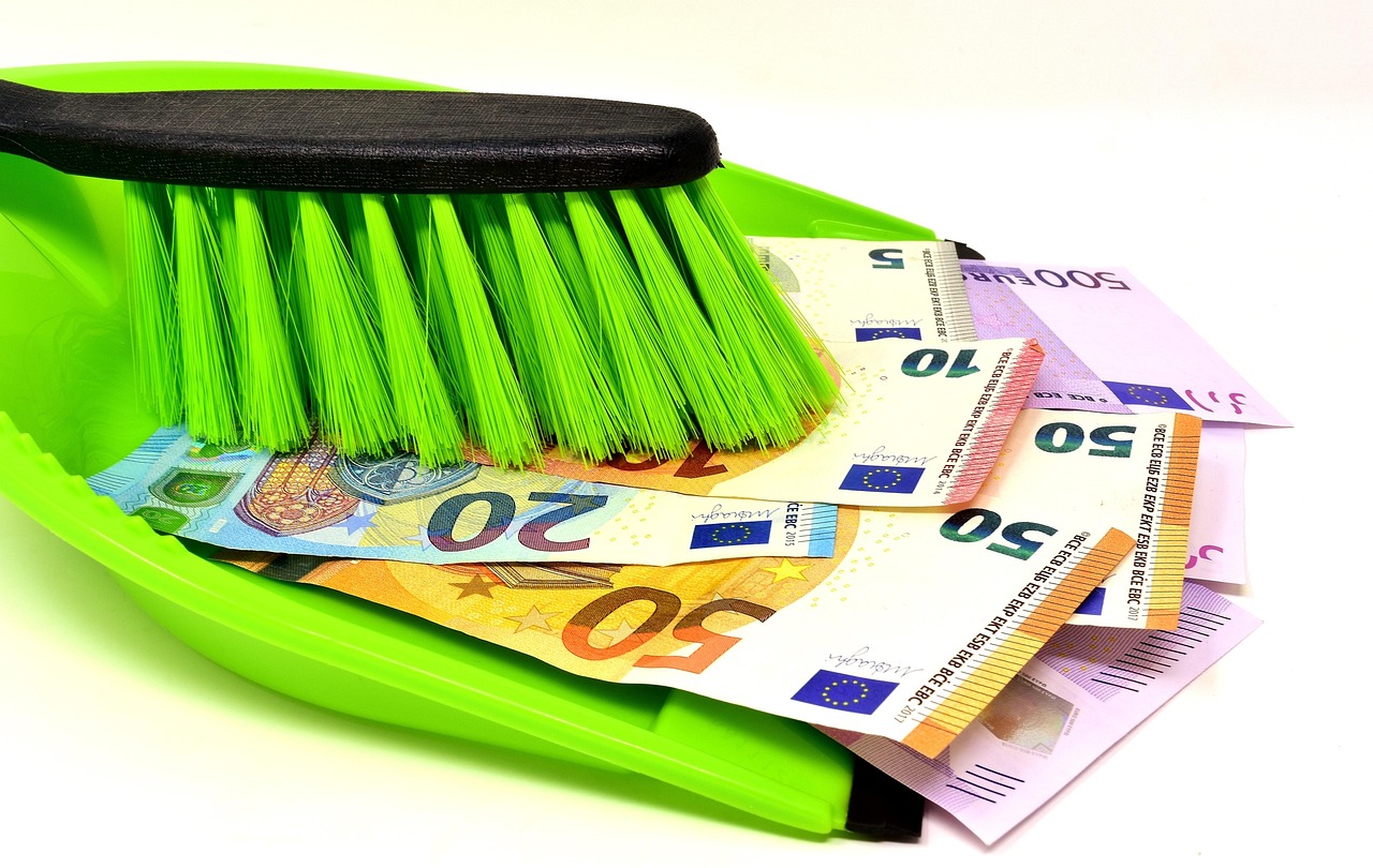 Tabella con i nuovi stipendi minimi e contributi per colf e badanti nel 2023.