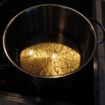 Pianta secca rinvigorita con acqua di cottura della pasta, mostrata in un vaso fiorito.