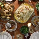 Immagine di piatti tradizionali delle festività preparati con ingredienti freschi e locali.