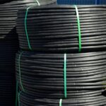 Immagine di un sistema di irrigazione a goccia fai-da-te installato in un orto.