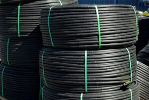 Immagine di un sistema di irrigazione a goccia fai-da-te installato in un orto.