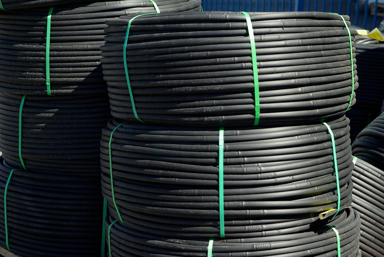 Immagine di un sistema di irrigazione a goccia fai-da-te installato in un orto.