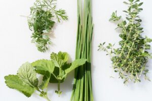 Erbe aromatiche fresche in un mortaio, pronte per esaltare i piatti e migliorare il benessere culinario.