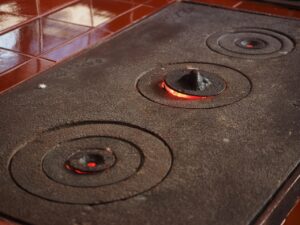 Stufa a pellet accesa in un ambiente domestico, simbolo dei nuovi limiti regionali in vigore.