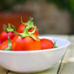 Concime fai da te per pomodori: ingredienti naturali in una ciotola per la ricetta ecologica.