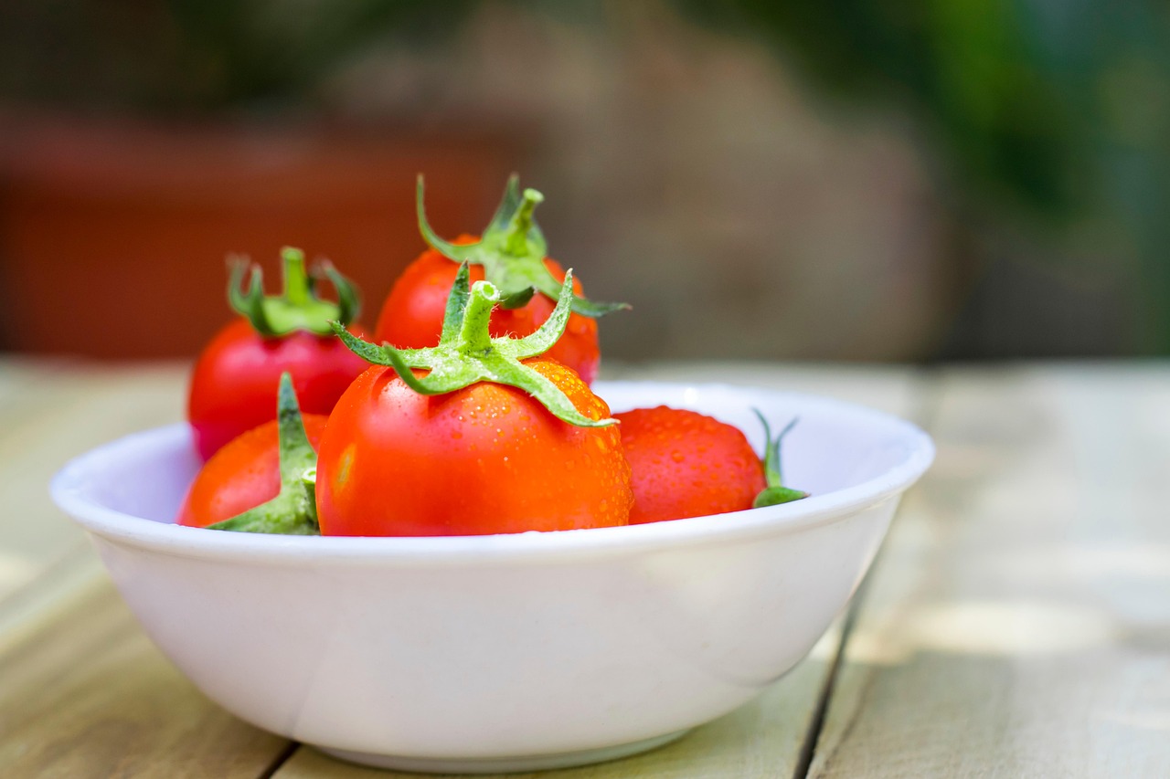 Concime fai da te per pomodori: ingredienti naturali in una ciotola per la ricetta ecologica.