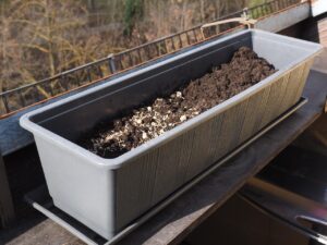 Immagine di un balcone con piante fresche e fiori, ideale per un orto di marzo.