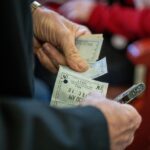 Immagine di diversi biglietti Gratta e Vinci con evidenziate le probabilità di vincita.