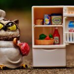 Ingrediente naturale per eliminare odori dal frigorifero, in un contenitore aperto.