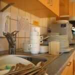 Un'immagine che mostra piatti sporchi accumulati nel lavello, evidenziando l'errore di pulizia.