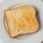 Immagine di una colazione con pane e fette biscottate, evidenziando le opzioni per una dieta equilibrata.