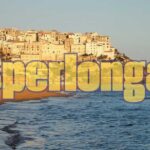 Un vincitore del Superenalotto celebra la vittoria con un biglietto vincente in mano.